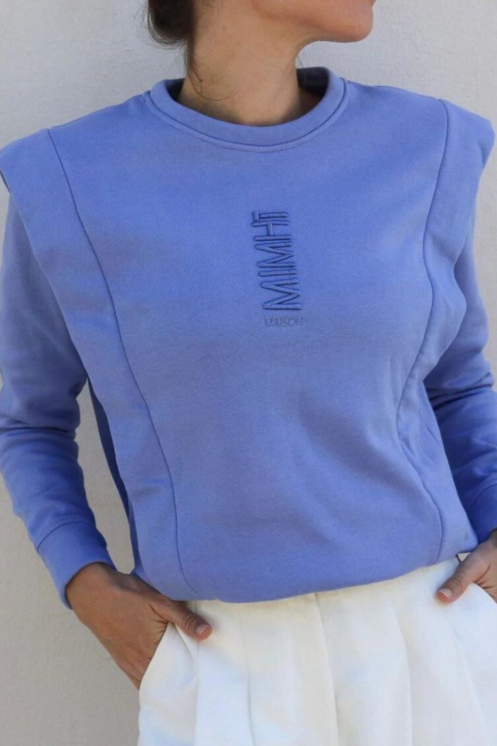 Chica con sudadera Lauper Lavanda con hombreras y logo bordado
