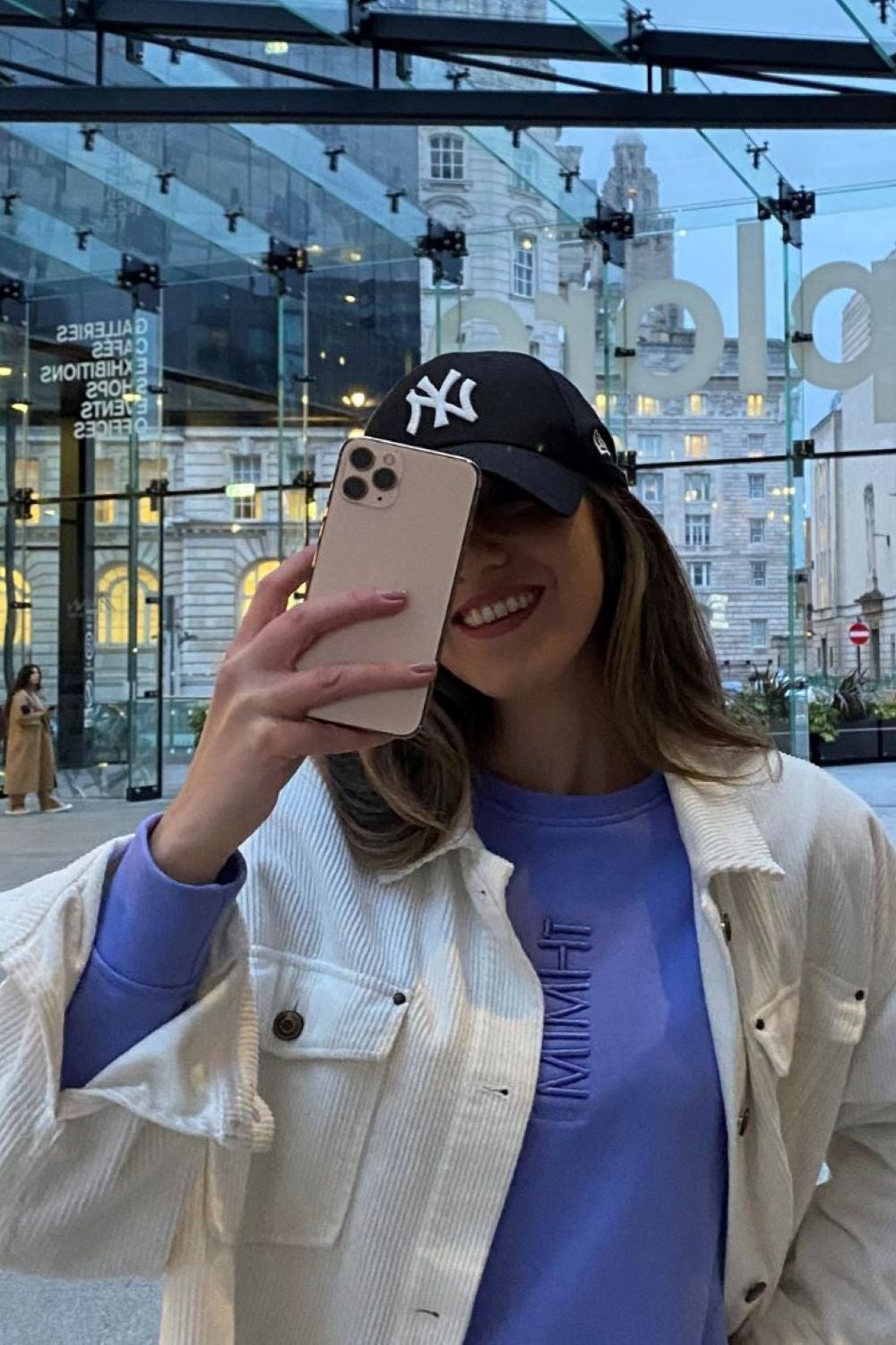 Look de sobrecamisa con sudadera Lauper Lavanda