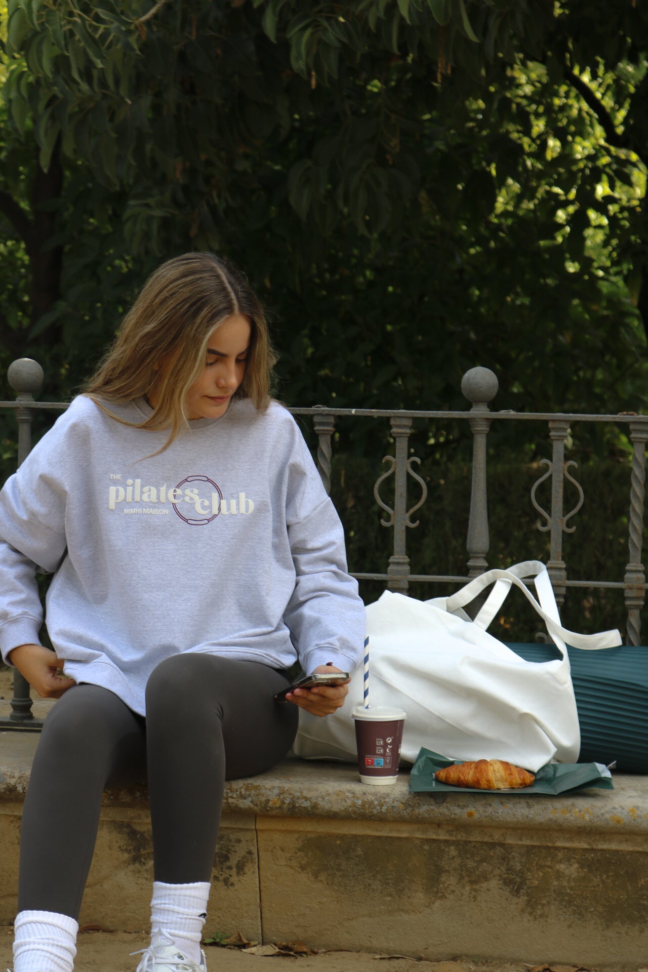 Modelo llevando la sudadera Pilates Club gris jaspeado, estilo casual