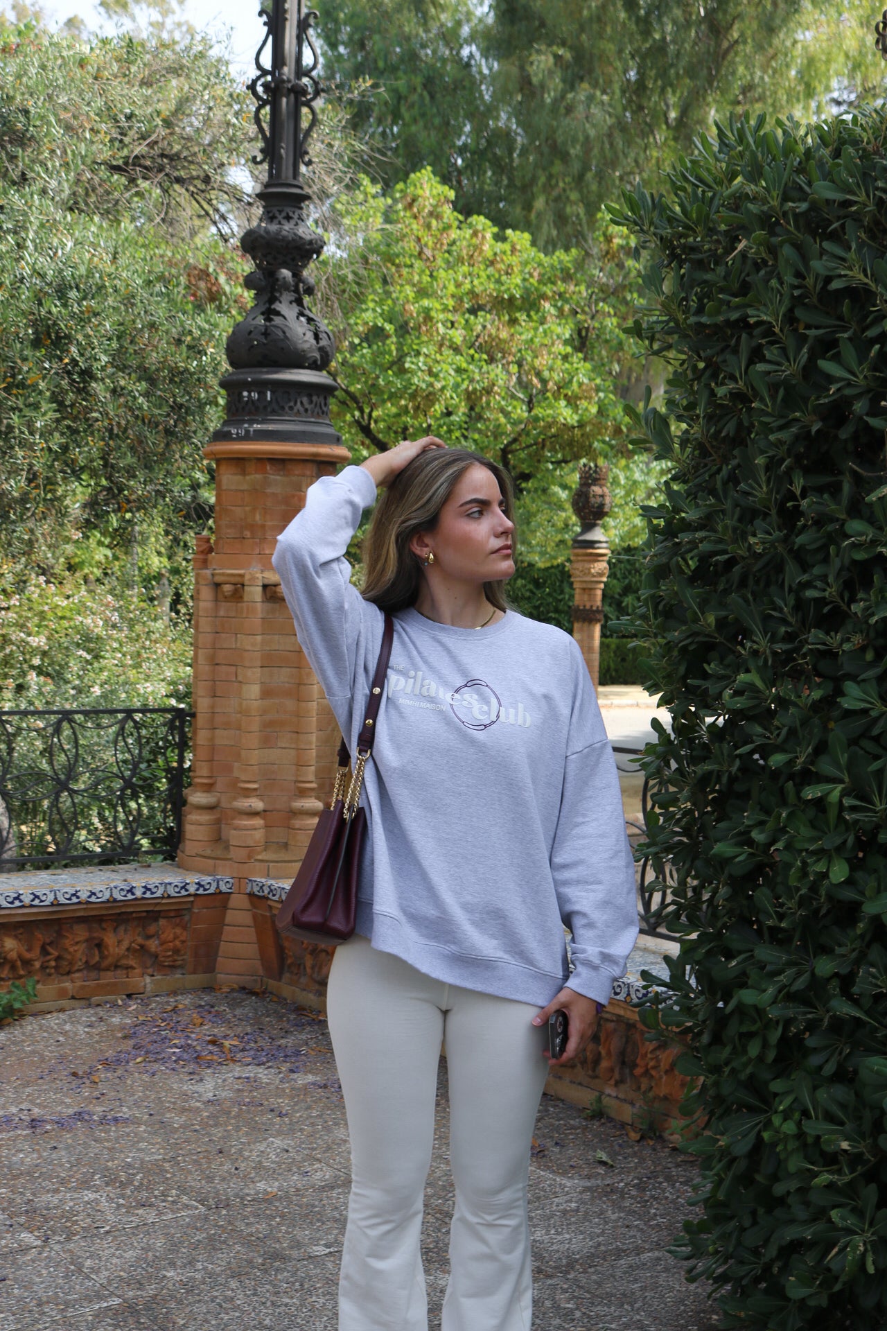 Sudadera oversized gris jaspeado con serigrafía “Pilates Club” en el pecho