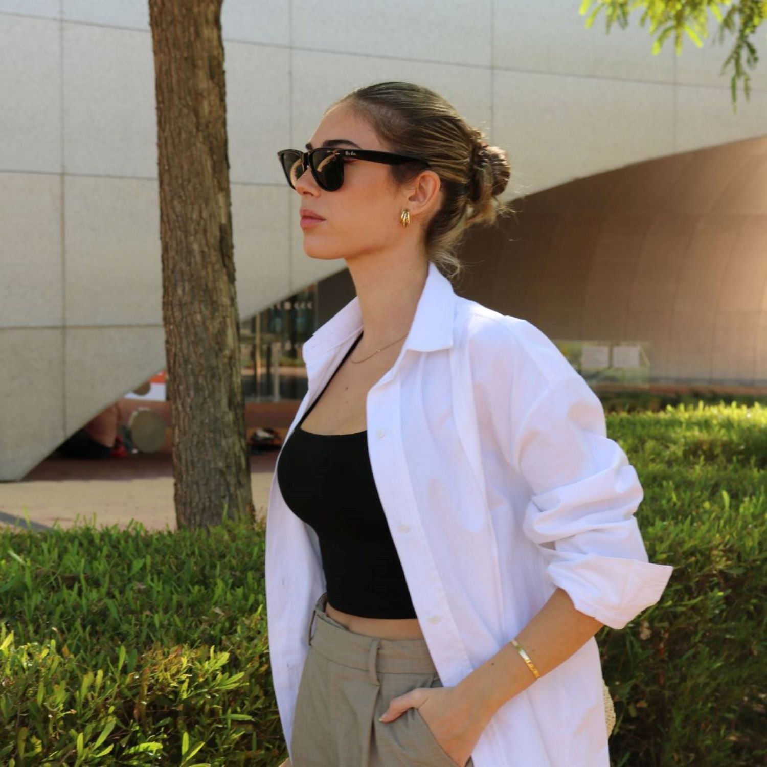 Camisa Leah llevara abierta para un look más casual