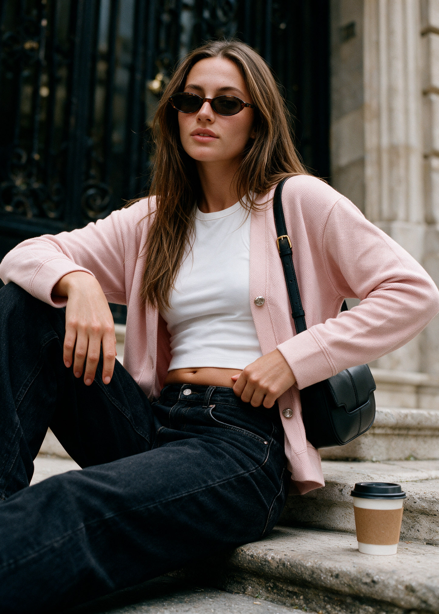 Mujer con el cárdigan Rosie rosa