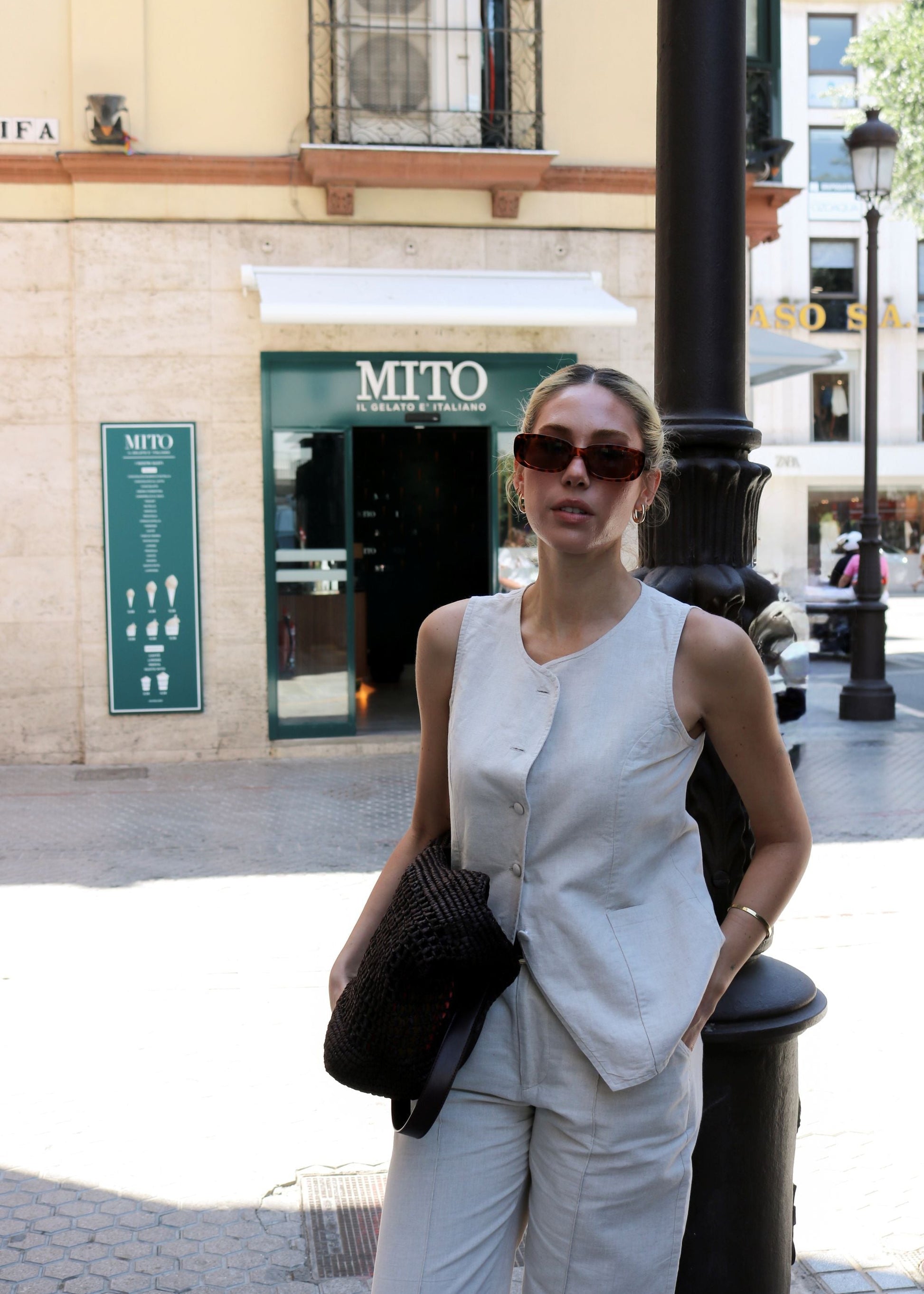 Mujer con el conjunto Sienna beige