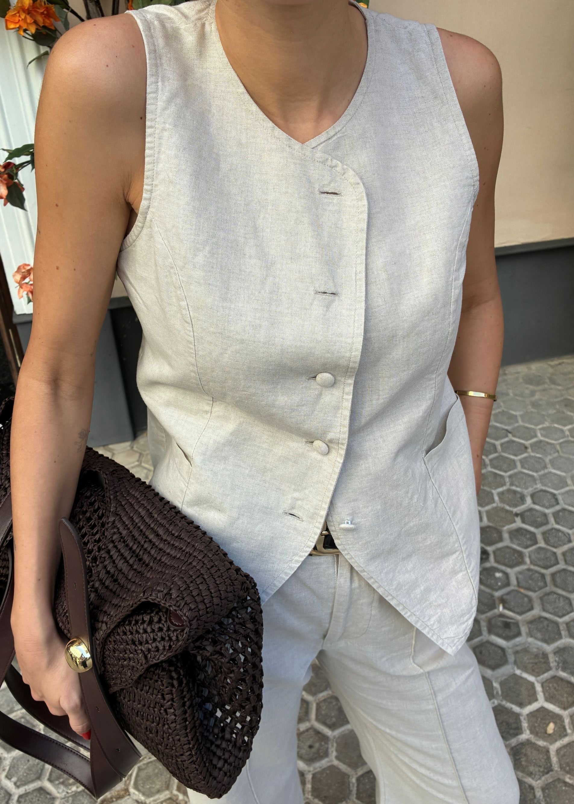 Chaleco Sienna beige con botones forrados