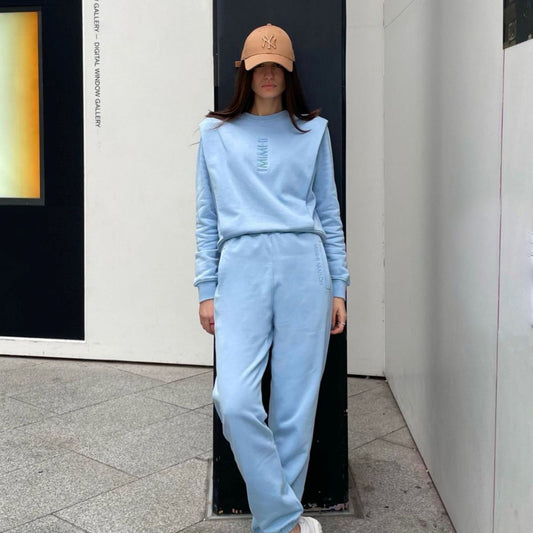 Pantalón azul claro de algodón con cintura elástica para looks cómodos y relajados.

