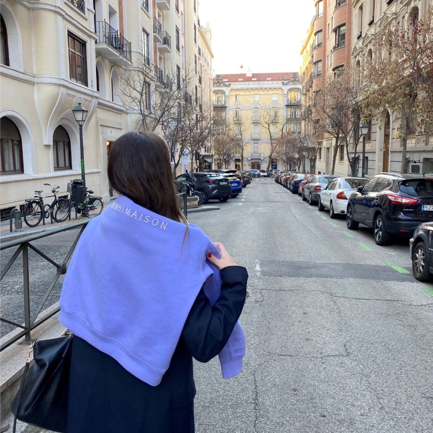 Chica luciendo la Sudadera Bianca Lavanda con corte oversize y logo bordado en plata