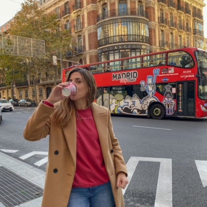 Mujer con sudadera Elle Fresón, cuello redondo y silueta relajada